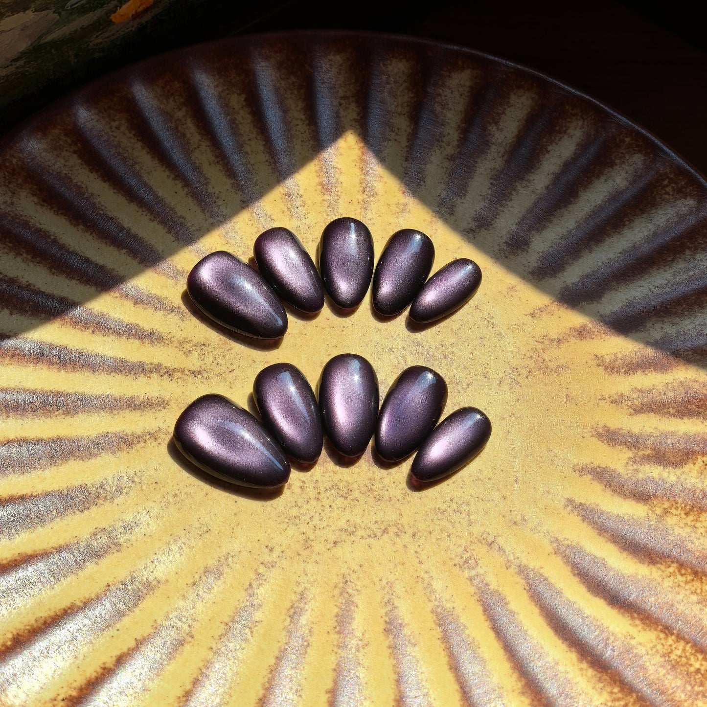 Grape-colored cat's eye
