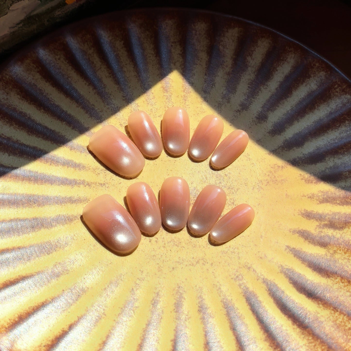 Nude-pink cat-eye effect